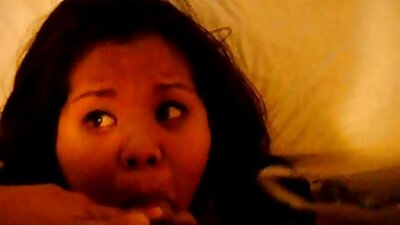 Seksikas koduperenaine avab ukse valele mehele