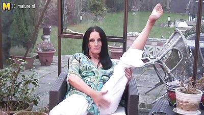 Amatöör teismeline perses kõvasti diivanil